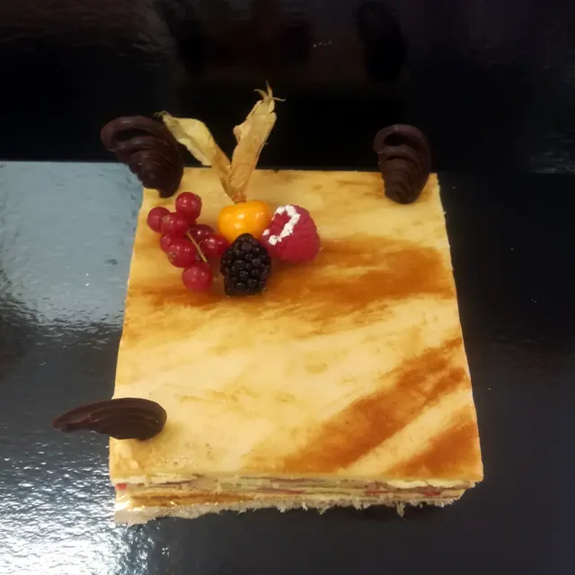 Mille-feuille caramélisé aux fruits rouges