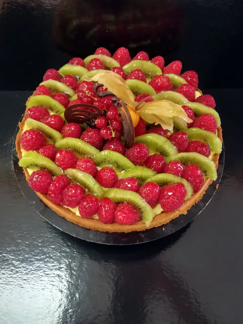 Tarte aux fruits rouges et kiwi de la boulangerie Chez Christophe à Nanterre